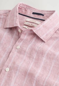 REGULAR FIT - STRIPE BASKET WEAVE LONG SLEEVE CUTAWAY COLLAR - Majica - coral pink