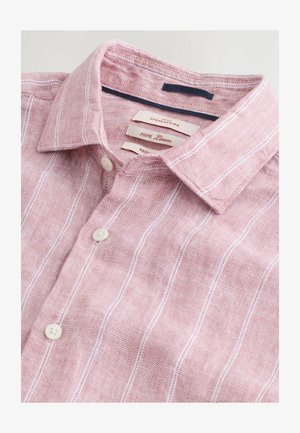 Leinenhemd in hellrosa mit weißen vertikalen Streifen, mit klassischem Kragen und weißen Knopfschlüssen, Etiketten sichtbar im Kragen.