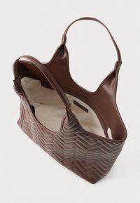 Hnedá kožená taška cez rameno s chevronovým prešívaním, dvomi uchami, béžovým textilným interiérom a vnútorným vreckom na zips.