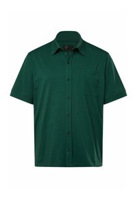 Camisa de manga corta, de color verde oscuro y con botones, hecha de tela suave, que presenta un cuello y un pequeño bolsillo en el pecho izquierdo con cierre de botón negro.