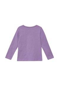 Ein einfarbiges lavendelfarbenes Langarmshirt, flach von hinten mit einem runden Ausschnitt auf einem weißen Hintergrund präsentiert.