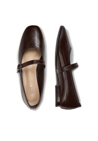 Zapatos Mary Jane de cuero marrón oscuro con una correa de hebilla, tacón bajo y plano, y punta en forma de almendra, mostrados desde vistas superior y lateral.