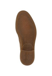 Suela de zapato de goma marrón con un acabado texturizado, forma contorneada y punta redondeada, que presenta un pequeño detalle rectangular de marca en el talón.