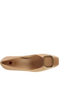 Beige kožené lodičky se čtveratou špičkou, s kovovou zlatou sponou na boku. Hladký povrch a jednoduchý design.