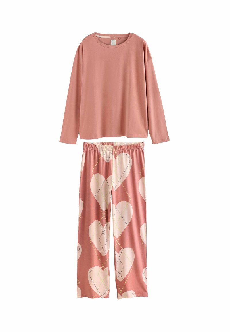 Conjunto de pijama suave en color rosa claro que incluye una parte superior de manga larga con cuello redondo y pantalones ligeros con un patrón de corazones en crema y acentos verdes.