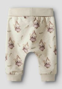 Pantaloni grigi chiari in felpa con elastico in vita, caratterizzati da un motivo ripetuto di scoiattoli illustrati in abitini con accenti floreali.