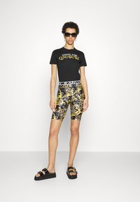 Versace Jeans Couture ORGANIC - T-shirt med print - black/gold