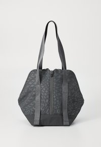Svart tote bag med geometrisk mønster, glidelås, og doble grå tekstilstropper. Har et romslig interiør og en strukturert form.