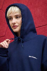 Felpa con cappuccio blu navy in misto cotone, con cappuccio regolabile, caratterizzata da un piccolo testo ricamato bianco "lets frans..." sul petto.
