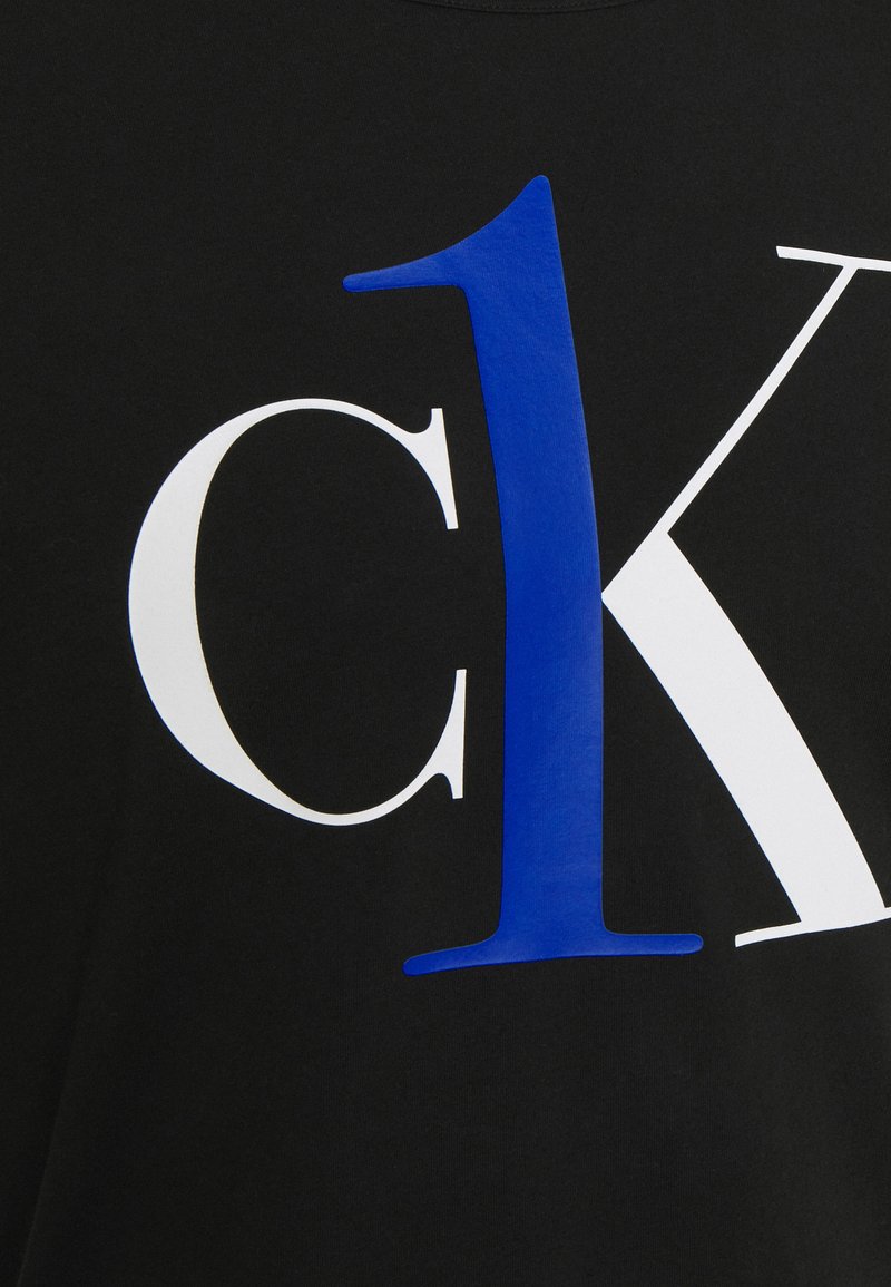 Herren Pyjamas | Calvin Klein Underwear GRAPHIC TEES CREW NECK Nachtwäsche Shirt black/schwarz - CQ34353 Herren Pyjamas | Calvin Klein Underwear GRAPHIC TEES CREW NECK Nachtwäsche Shirt black/schwarz - CQ34353