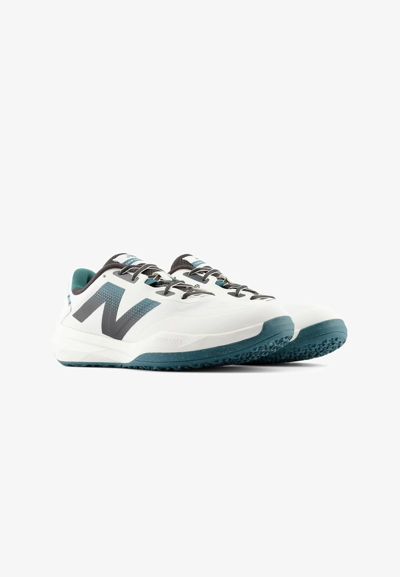 Witte sportieve schoenen met grijze accenten, een groot grijs "N"-logo, een gemêleerde mesh bovenkant en teal zolen ontworpen voor grip.