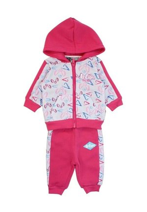 Ensemble de sport rose clair comprenant une veste à capuche zippée avec motifs de nuages et un pantalon assorti orné d'un écusson. Fabriqué en coton doux.