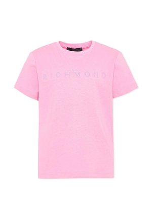 Różowy t-shirt z krótkim rękawem i okrągłym dekoltem z napisem "John Richmond" umieszczonym na środku klatki piersiowej małymi kropkowymi literami.