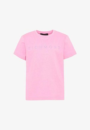 Różowy t-shirt z krótkim rękawem i okrągłym dekoltem z napisem "John Richmond" umieszczonym na środku klatki piersiowej małymi kropkowymi literami.