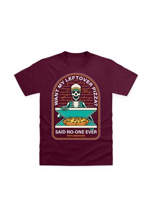 Bordeaux bomulds t-shirt med et grafisk motiv af et skelet med kokkehue over en pizzakasse, med tekst i dybe farver og en murstensbaggrund.