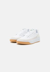Lacoste G80 CLUB 224  - Sporta apavi - white