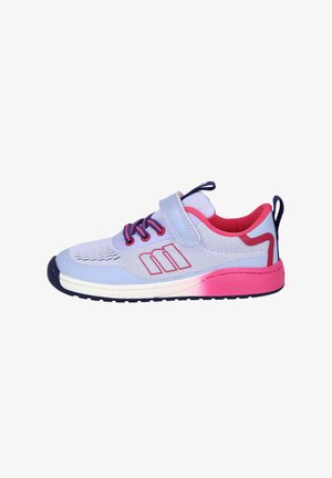 Zapatilla deportiva infantil en azul claro y rosa con cordones azul marino, tira de velcro y suela acolchada.