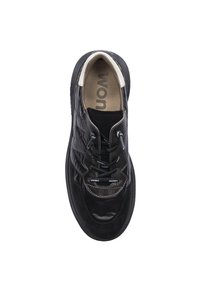 Zapatilla negra con textura acolchada, puntera de cuero brillante y detalles de tela. Presenta cordones negros y una plantilla acolchada etiquetada como "wonders."