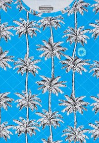 Chemise bleue à manches courtes avec un imprimé palmier, présentant des illustrations de palmiers noires sur un fond vibrant et un détail de logo circulaire.