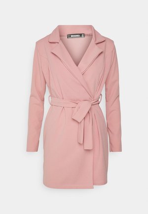 Manteau portefeuille ceinturé en rose doux, à manches longues, avec col à revers et ourlet arrivant au genou, conçu pour les femmes.