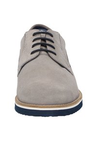 Chaussures en suède grises avec un bout arrondi, dotées de lacets noirs, d'une semelle intermédiaire blanche et d'une semelle extérieure texturée bleu marine. Surface supérieure lisse.