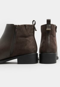 Bruna mocka- och läderankel boots med sidslå och dragflik, som har en platt, rundad sula och en subtil sömdekoration.