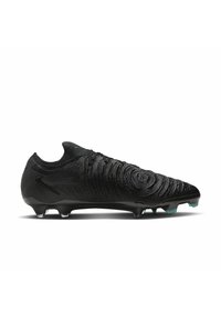 Schwarzer Fußballschuh mit strukturiertem Obermaterial, eleganter Form und verstärktem Heel. Verfügt über eine winkelige Sohle mit klaren Stollen für Halt auf Rasenflächen.