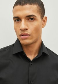 Next TEXTURED SINGLE CUFF - Vapaa-ajan kauluspaita - black