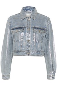 Šviesiai mėlynas trumpas džinsinis švarkas su blizgiu paviršiumi, turintis dvi krūtinės kišenes, sidabrinius mygtukus ir klasikinį apykaklės dizainą.