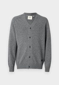 Cardigan de lana gris con escote en V, cierre de botones, puños acanalados y dobladillo recto. Presenta una textura sutil y una etiqueta de tela negra en el costado.