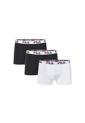 Tre FILA boxershorts på række, to sorte par bag et hvidt par, alle med hvide linninger med FILA-logoer.