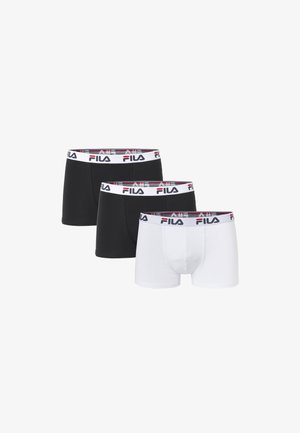 Tres calzoncillos bóxer FILA en una fila, dos pares negros detrás de uno blanco, todos con cinturillas blancas con los logos de FILA.