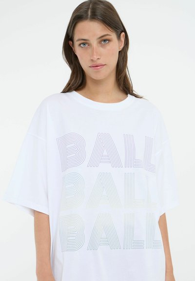 Hvit oversized t-skjorte med flerfarget "BALL"-tekst i varierende linjetykkelse. Korte ermer, rund hals, glatt bomullstekstur.
