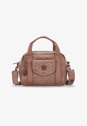 Sac à main en velours côtelé marron avec une forme structurée, comprenant une poche avant, des poignées supérieures doubles, une bandoulière réglable et un pendentif décoratif.