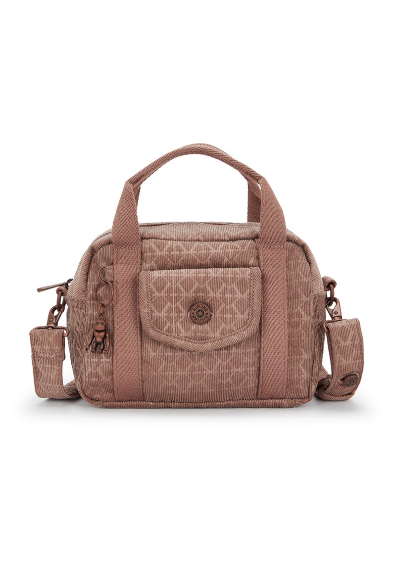 Sac à main en velours côtelé marron avec une forme structurée, comprenant une poche avant, des poignées supérieures doubles, une bandoulière réglable et un pendentif décoratif.
