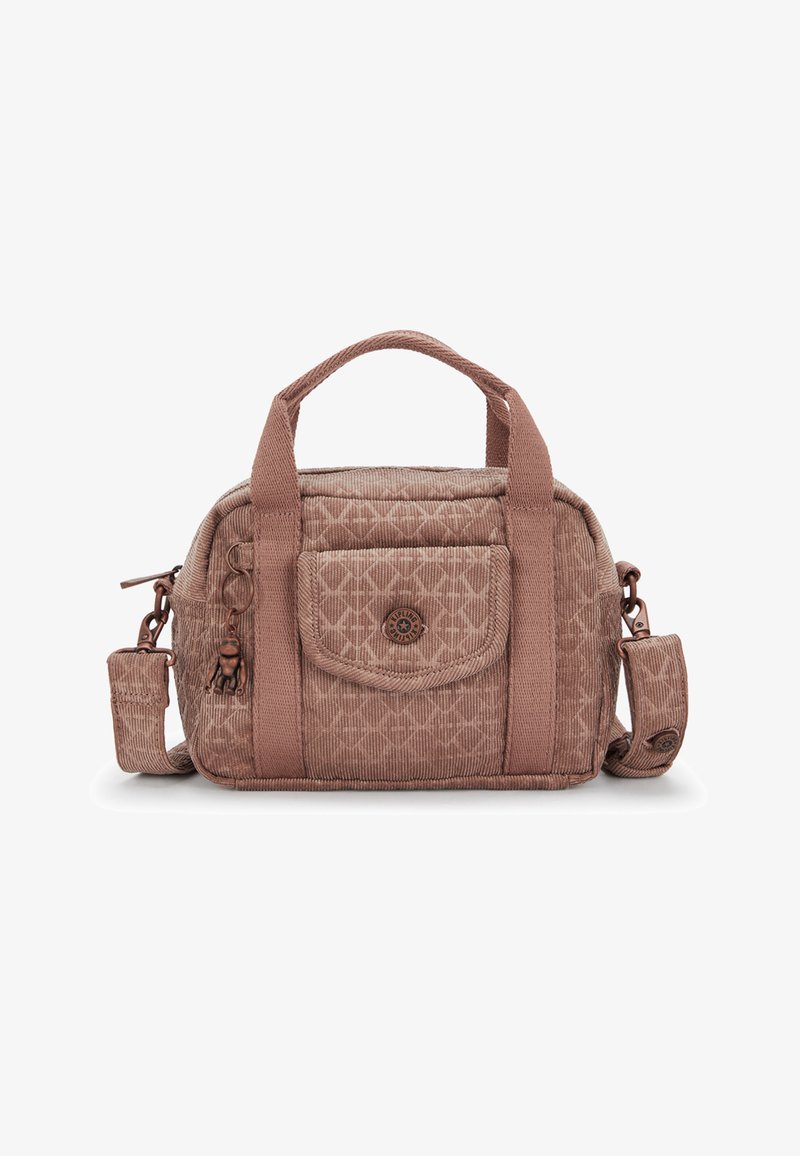 Borsa a mano in corduroy marrone con una forma strutturata, dotata di una tasca frontale, doppi manici superiori, una tracolla regolabile e un charm decorativo.