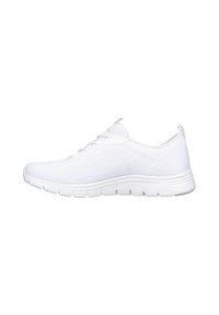 Zapatillas deportivas blancas con parte superior de tejido texturizado, suela blanca plana y cordones, con un diseño de corte bajo y acentos mínimos.