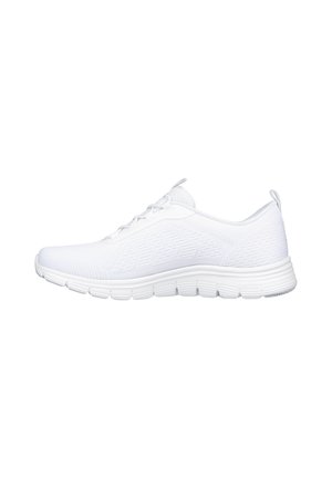 Zapatillas deportivas blancas con parte superior de tejido texturizado, suela blanca plana y cordones, con un diseño de corte bajo y acentos mínimos.