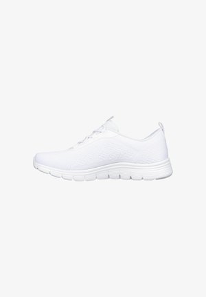 Zapatillas deportivas blancas con parte superior de tejido texturizado, suela blanca plana y cordones, con un diseño de corte bajo y acentos mínimos.