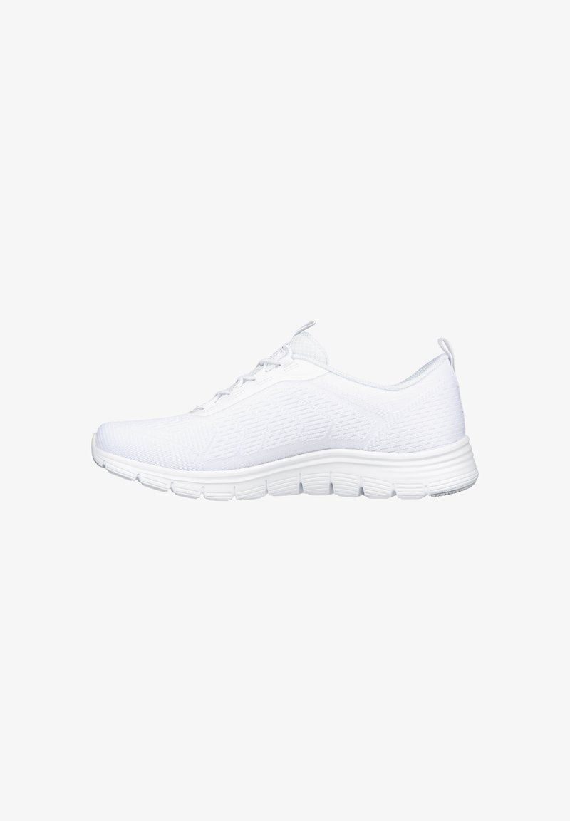 Zapatillas deportivas blancas con parte superior de tejido texturizado, suela blanca plana y cordones, con un diseño de corte bajo y acentos mínimos.