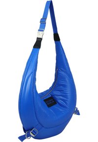 Blå nylonaxelväska med en unik böjd form, som har en dragkedjeficka och justerbar rem med metallhardware.