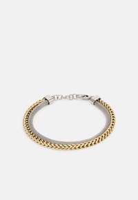 Bracciale bicolore con catene metalliche intrecciate in oro e argento. Presenta una superficie liscia con una chiusura sicura e accenti metallici.