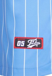 Tricou sportiv albastru cu dungi verticale albe, material texturat, și o etichetă roșu-neagră cu inscripția "05" și brandingul "Fubu".