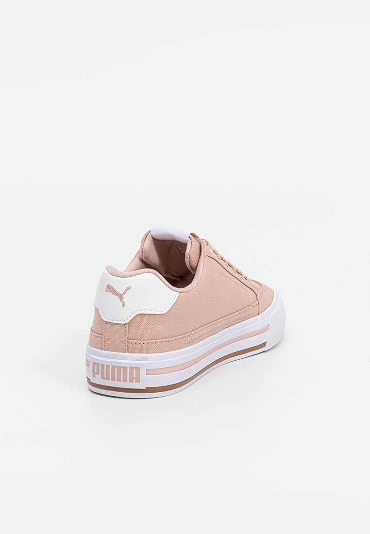 Puma sneakers in een zachtroze materiaal met witte accenten, laag ontwerp, ronde neus en een dikke witte zool met branding op de hiel.
