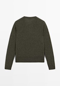Pull en tricot vert foncé à manches longues avec encolure ras du cou, poignets et ourlet côtelés, vu de dos sur un fond blanc.