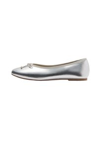 Ballerine argentée avec une finition métallique lisse, bout rond et détail de nœud décoratif. Design simple sans matériel ou accents visibles.