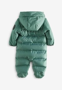 Roheline täispikk talveülikond kapuutsiga, millel on tikanditud disain, elastsed mansettid ja ümmargune logo kleebis vasakul õlal.