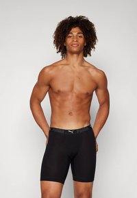 Mustad boksershortsid venivast kangast, kummiga vöökohaga, millel on Puma logo. Sile tekstuur, keha järgiv lõige.