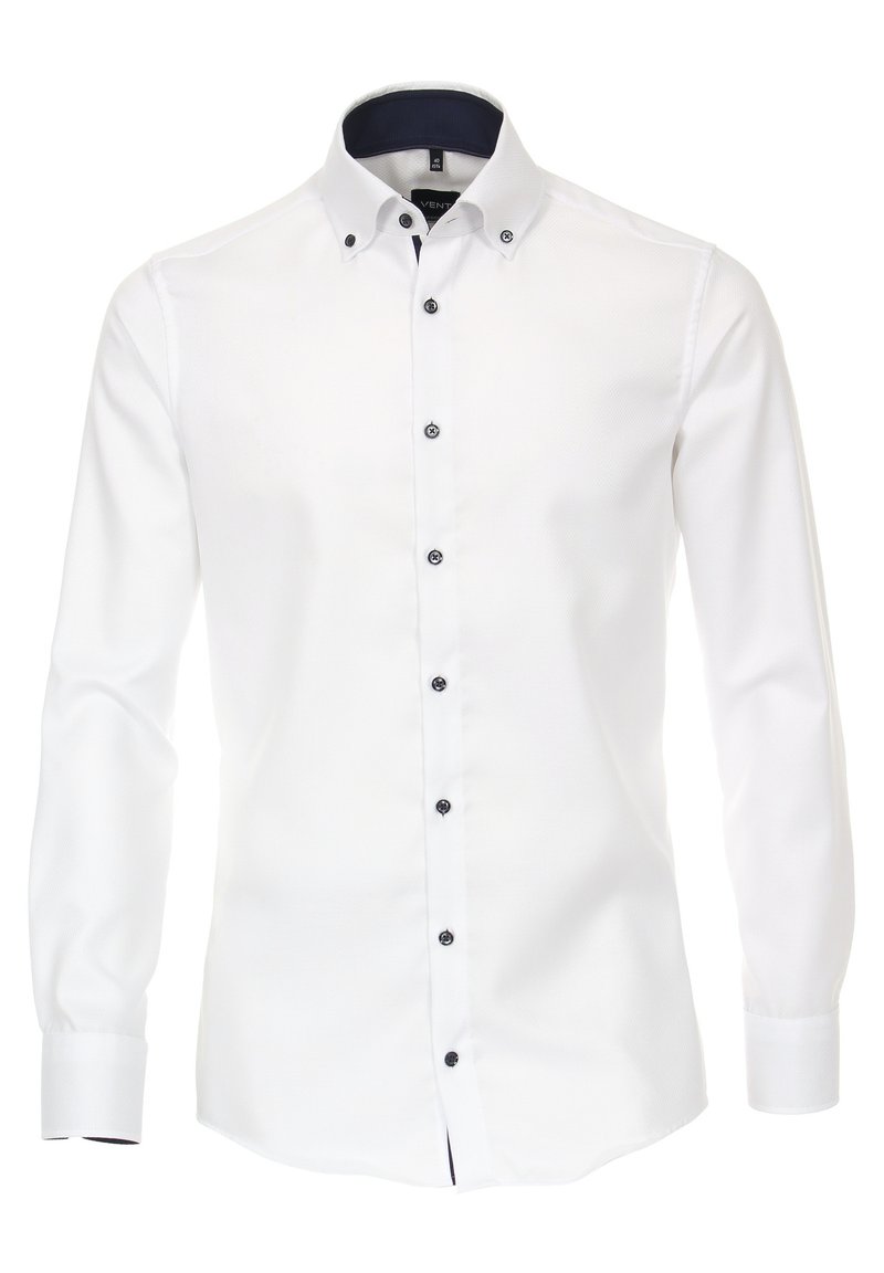 Wit lange mouwen shirt van een gestructureerde stof, met een puntige kraag, contrasterende marineblauwe binnenkant en zwarte knopen aan de voorkant.