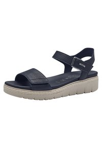 Sandalo in pelle blu navy con tomaia texturizzata, ampia fascia anteriore, cinturino alla caviglia regolabile e suola piatta beige con dettagli a scanalatura.